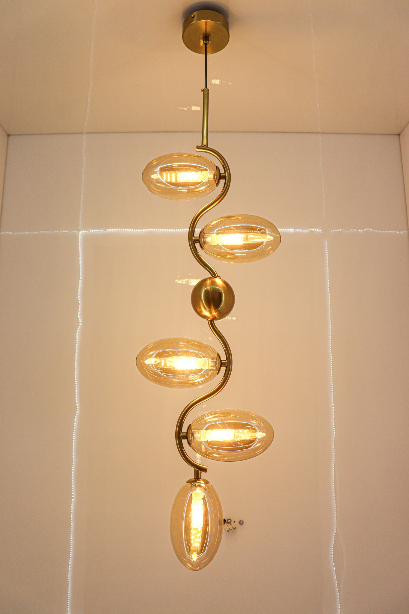 swanart Modern Gold Spiral Chandelier - 5-Light Pendant Fixture with Elegant Amber Glass Shades | Decorative Ceiling Light for Living Room, Dining Room – Creates Stunning Warm Ambiance & Statement - Swanart