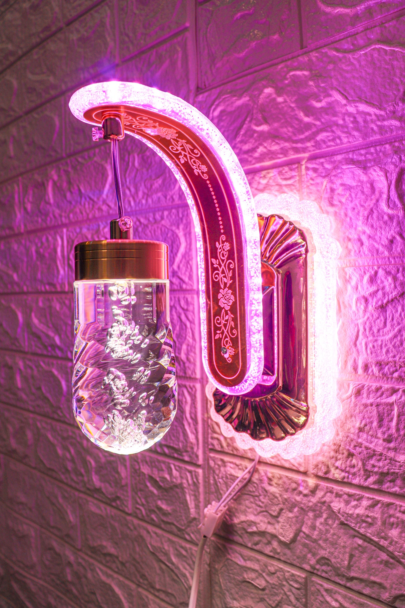 Swanart wall light W313 mounted on a wall, showcasing its sleek modern design and white finish for ambient lighting.