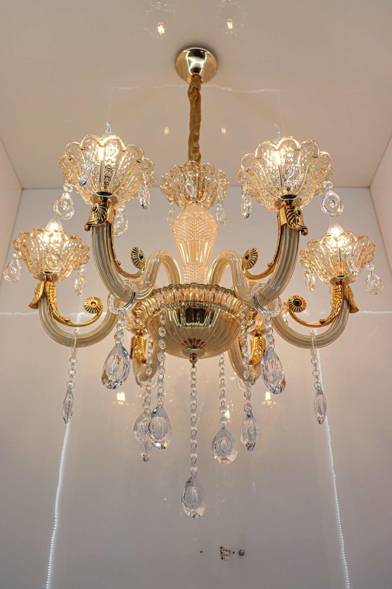Swanart Venetian Glass Beauty: Italian Chandelier Lighting for a Timeless Ambiance - Swanart