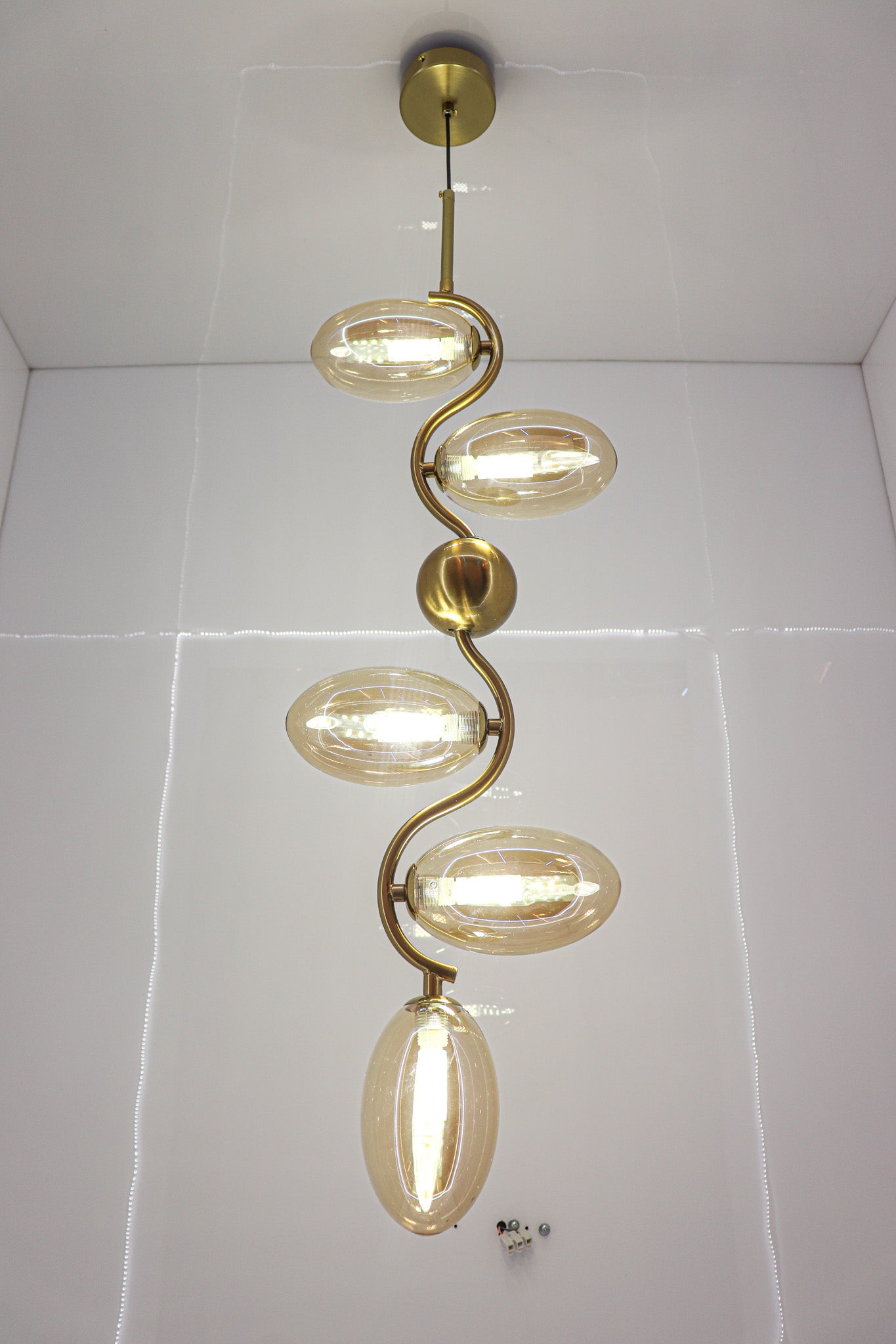 swanart Modern Gold Spiral Chandelier - 5-Light Pendant Fixture with Elegant Amber Glass Shades | Decorative Ceiling Light for Living Room, Dining Room – Creates Stunning Warm Ambiance & Statement - Swanart
