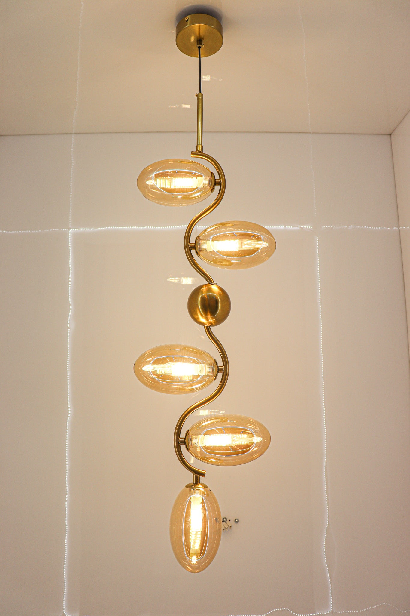 swanart Modern Gold Spiral Chandelier - 5-Light Pendant Fixture with Elegant Amber Glass Shades | Decorative Ceiling Light for Living Room, Dining Room – Creates Stunning Warm Ambiance & Statement - Swanart