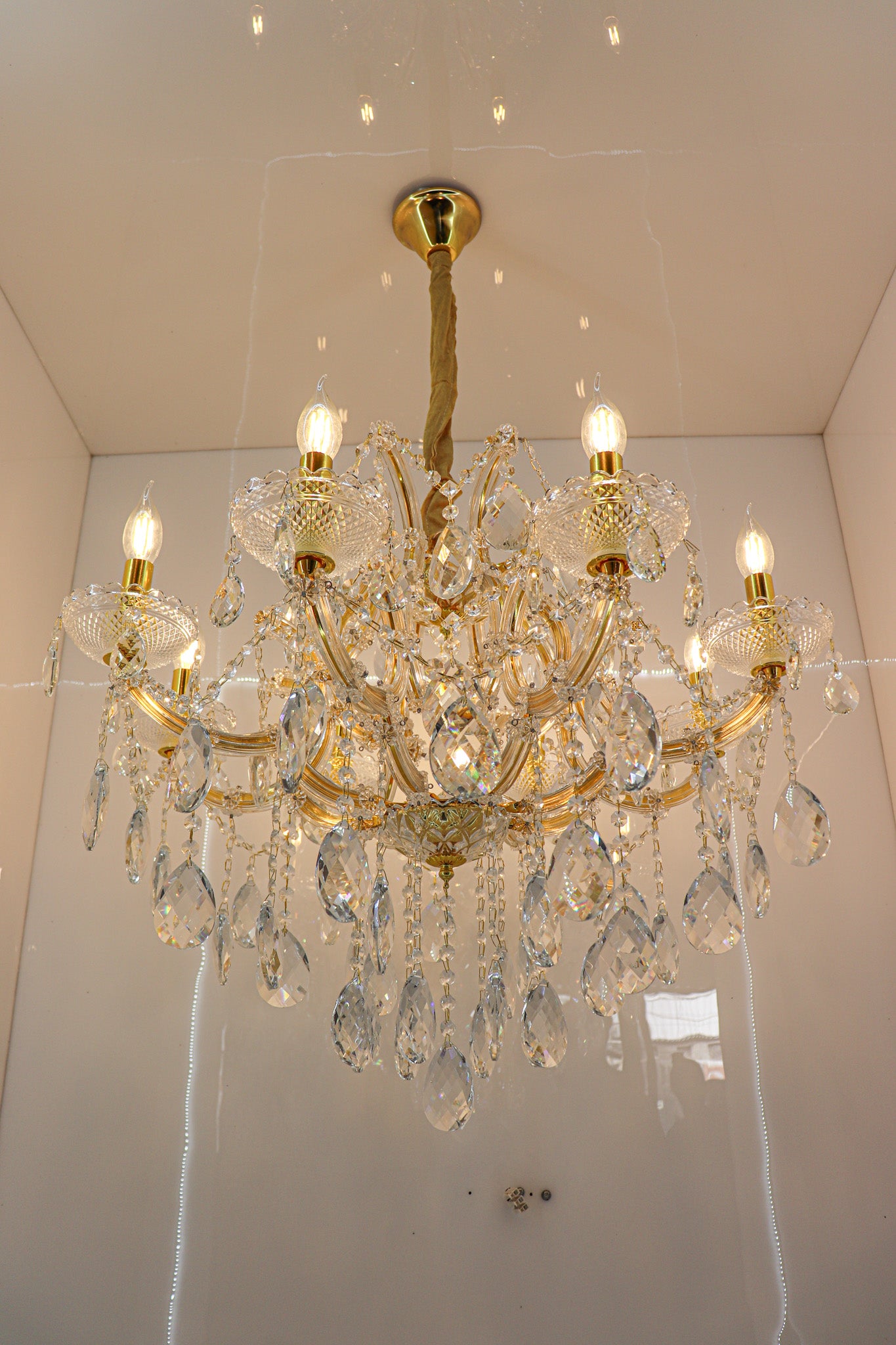 Swanart luxury crystal chandelier with 8 gold lights and hanging glass crystals, modern ceiling lamp for living or dining rooms.