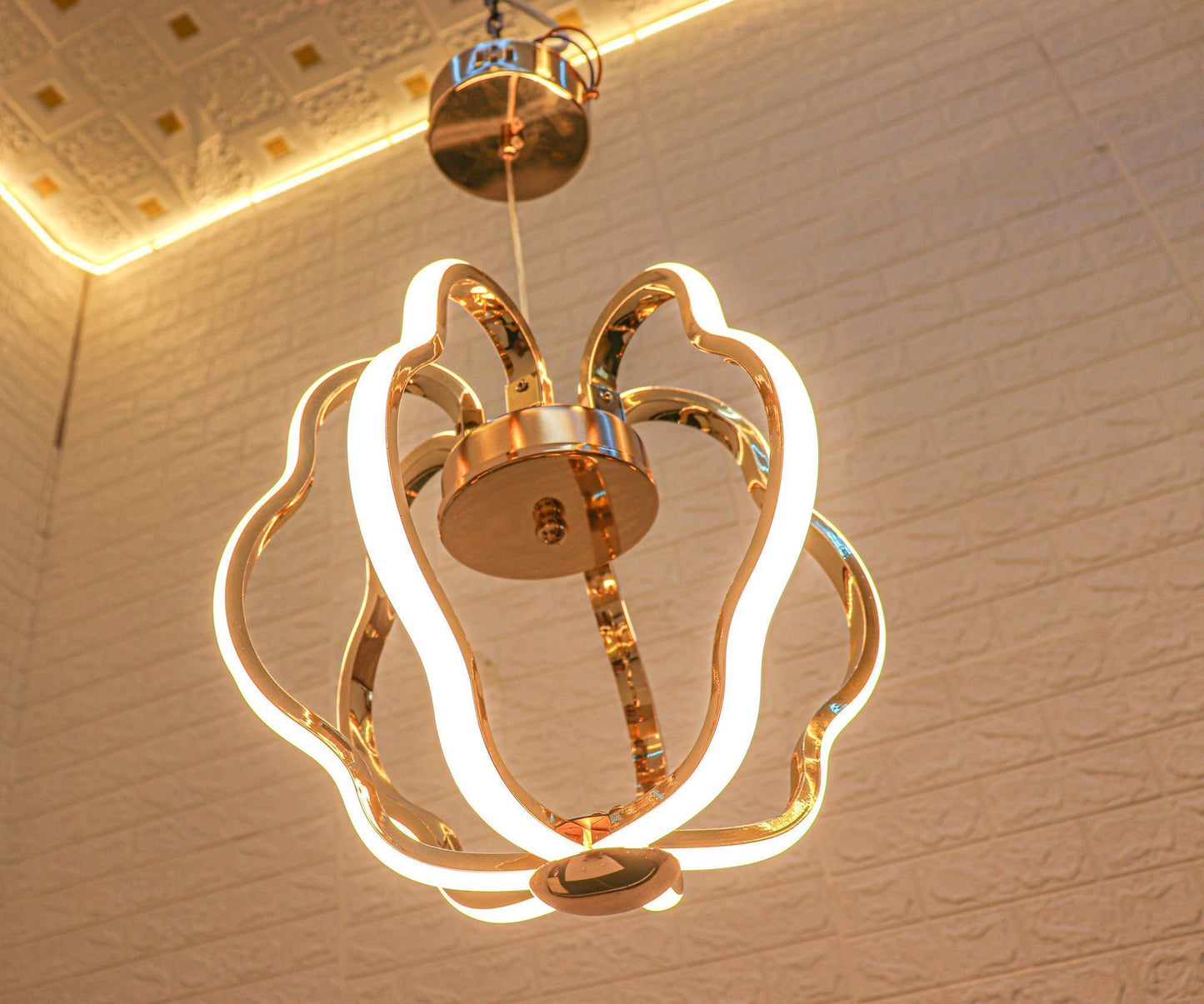Swanart Profile Hanging Light 5781 featuring a sleek, modern design with a white finish and a curved, elegant profile.