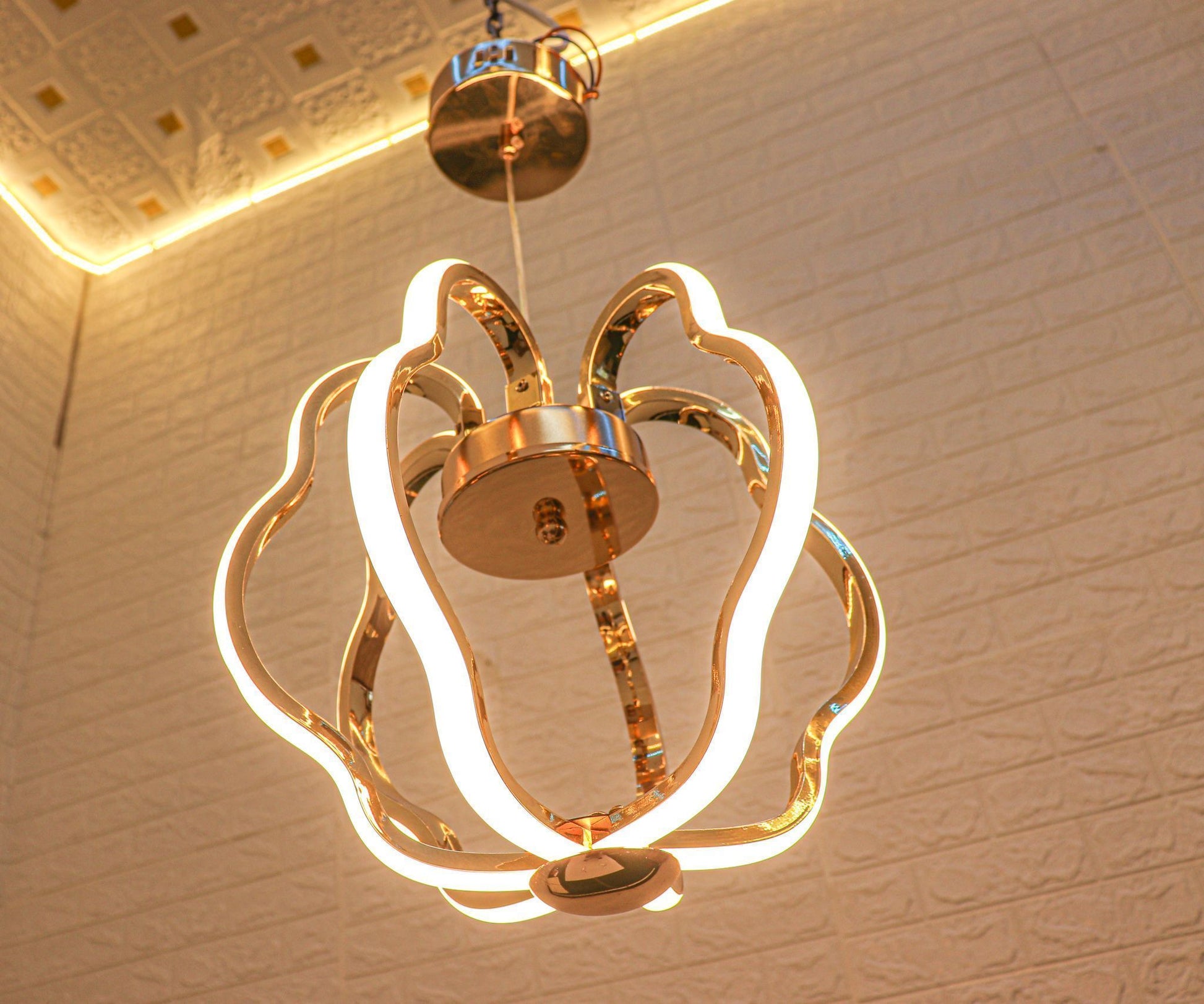 Swanart Profile Hanging Light 5781 featuring a sleek, modern design with a white finish and a curved, elegant profile.