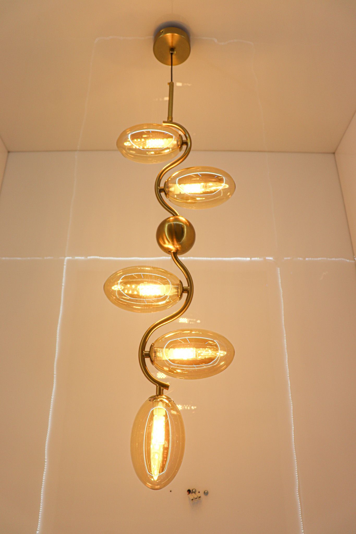 swanart Modern Gold Spiral Chandelier - 5-Light Pendant Fixture with Elegant Amber Glass Shades | Decorative Ceiling Light for Living Room, Dining Room – Creates Stunning Warm Ambiance & Statement - Swanart